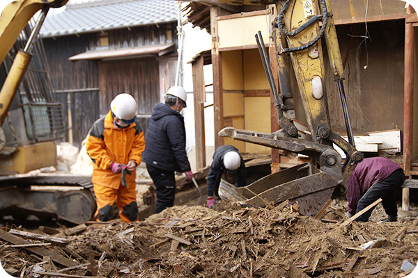 解体工事を行うスタッフ