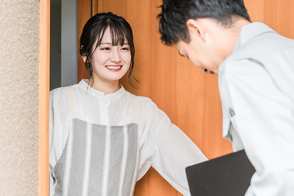 近隣へ挨拶するスタッフ