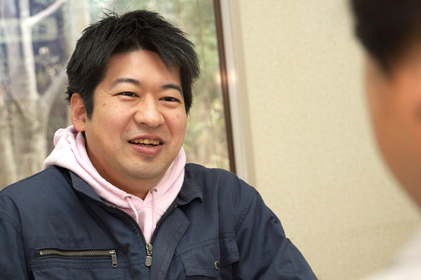 請求と支払いについて案内するスタッフ