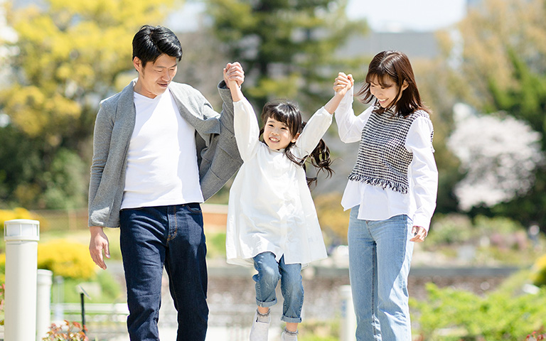 公園を歩く家族