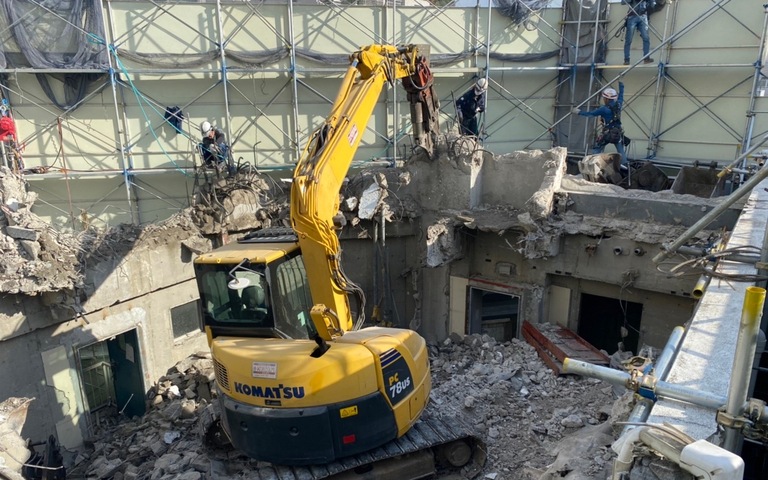 解体工事を行うスタッフ