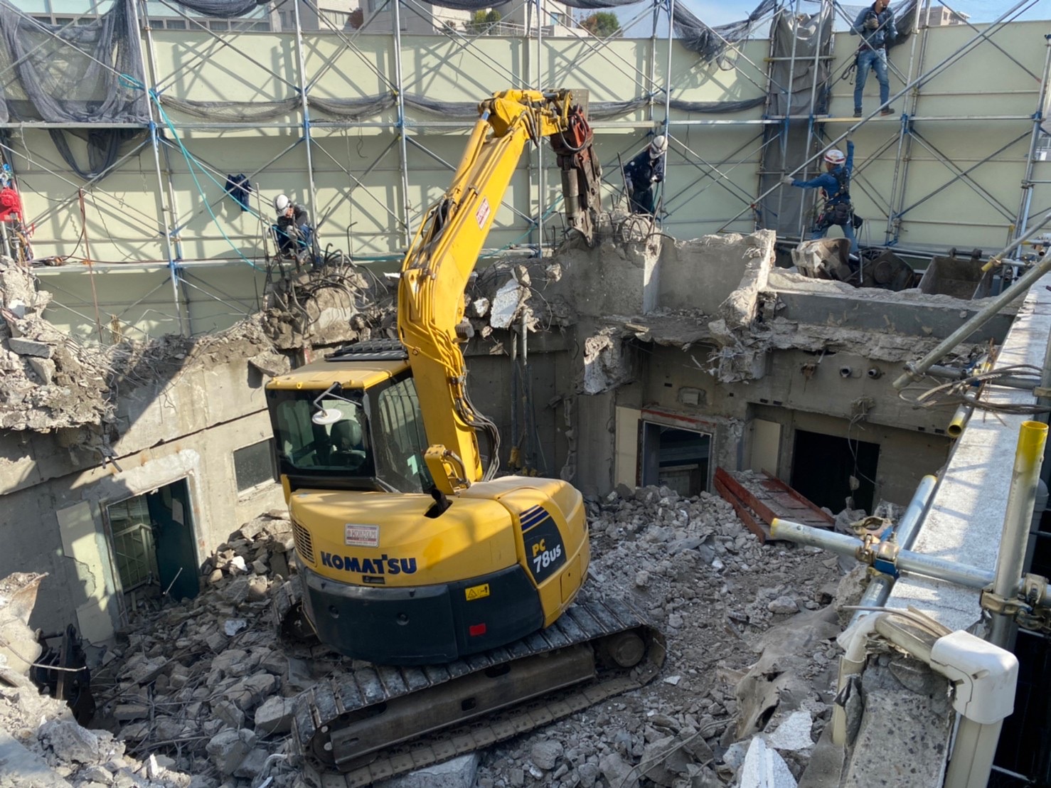 解体工事を行うスタッフ